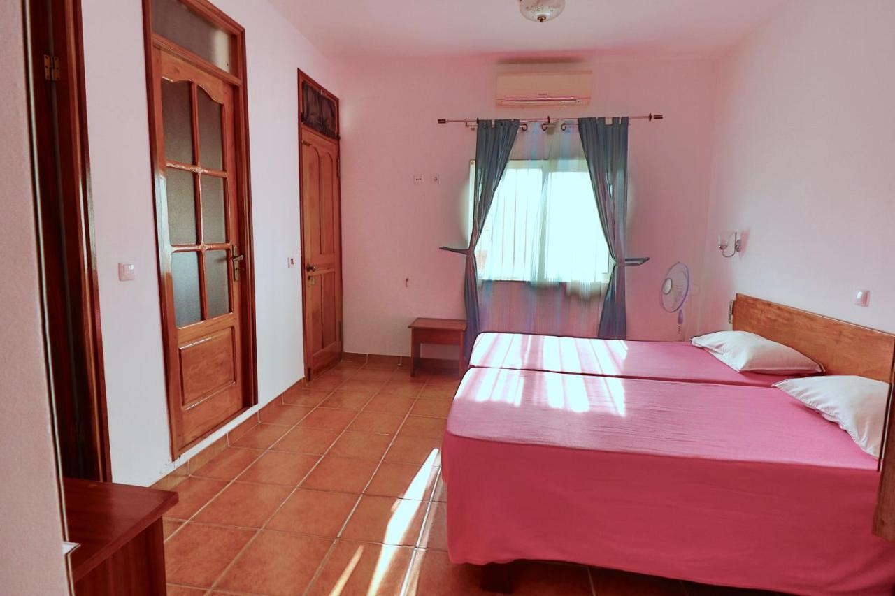 Residencial Che Guevara Bed&Breakfast Mindelo Esterno foto