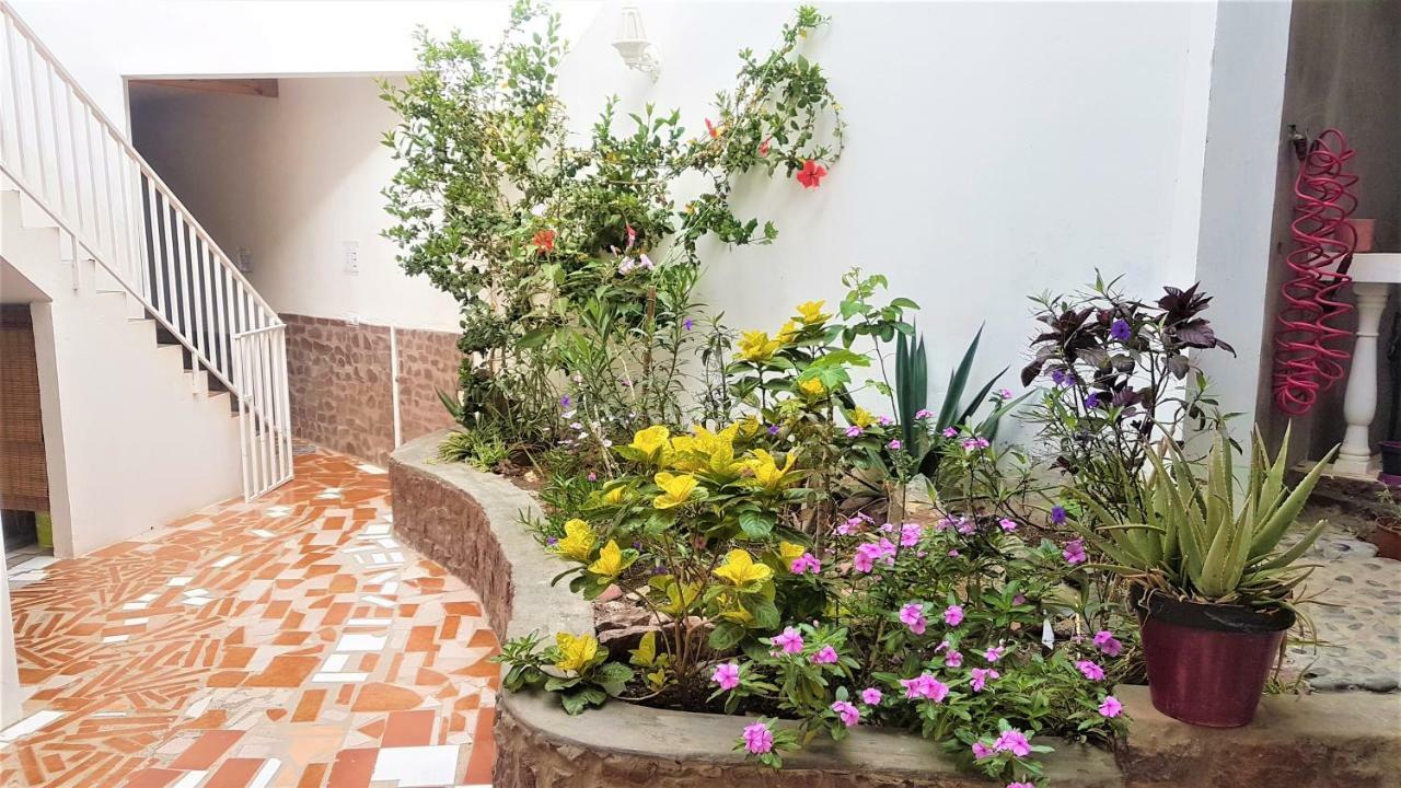 Residencial Che Guevara Bed&Breakfast Mindelo Esterno foto